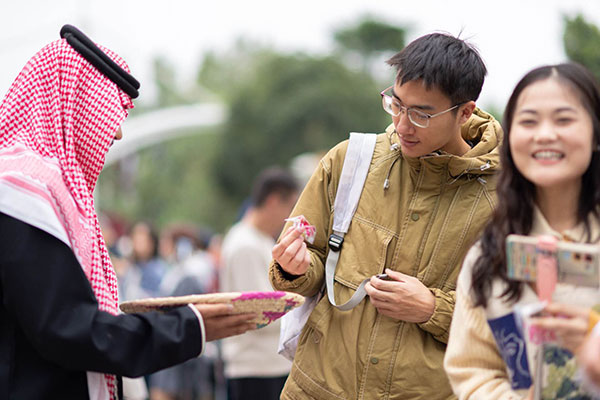 “沙特小镇”空降上海首日人气爆棚!沉浸式感受沙特地道生活,精彩体验抢先看 “沙特小镇”空降上海首日人气爆棚!沉浸式感受沙特地道生活,精彩体验抢先看
