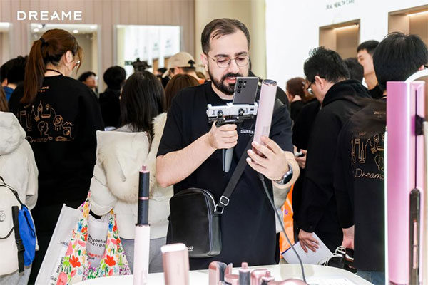 展台现场大排长龙,头部媒体争相报道,追觅个护成2026AWE“顶流” 展台现场大排长龙,头部媒体争相报道,追觅个护成2026AWE“顶流”